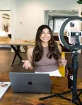 Creadora grabando contenido UGC